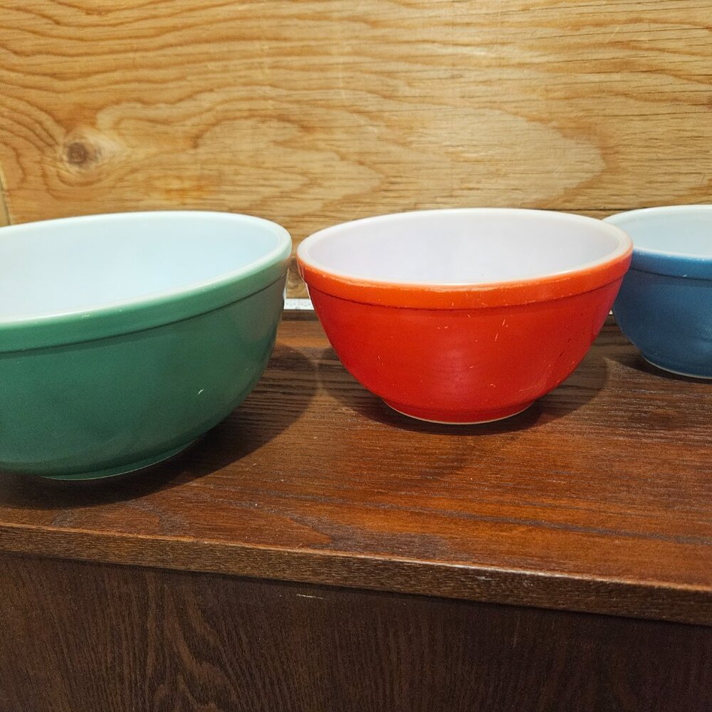 Vintage Three Piece Pyrex Mixing Bowl Set
